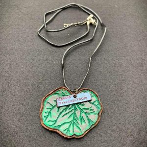 Colgante hoja de cuero