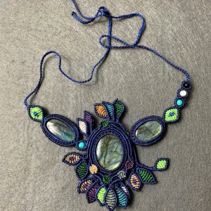 collar colgante macrame labradorita